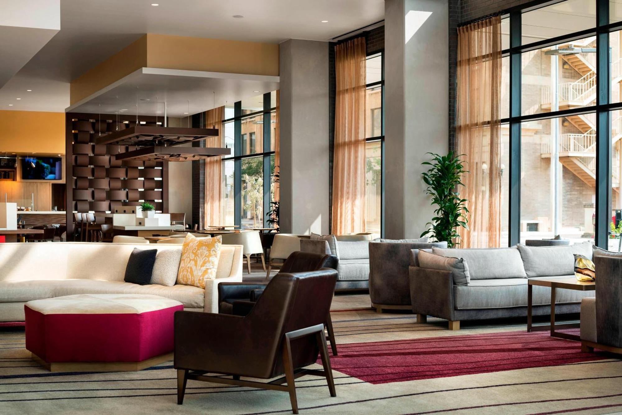 Courtyard By Marriott Phoenix Downtown Exterior photo