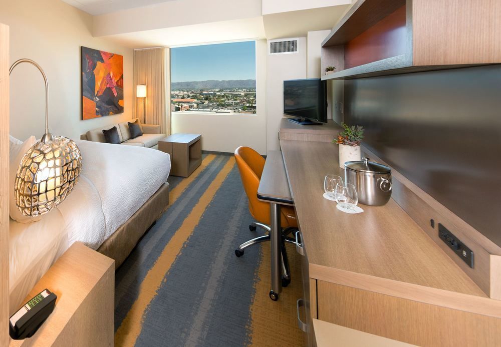 Courtyard By Marriott Phoenix Downtown Exterior photo