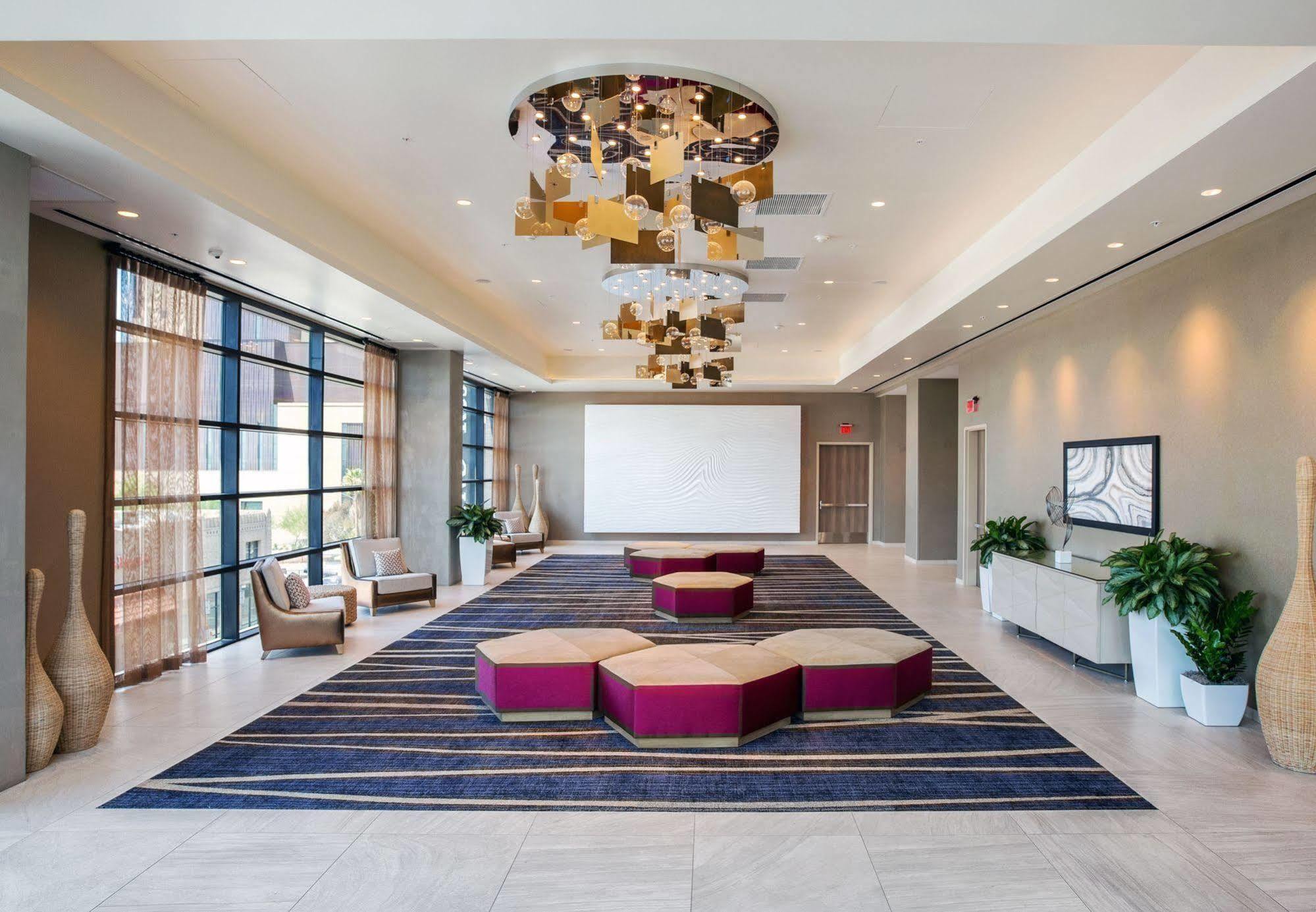 Courtyard By Marriott Phoenix Downtown Exterior photo