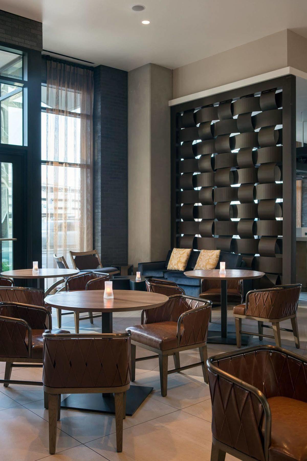 Courtyard By Marriott Phoenix Downtown Exterior photo